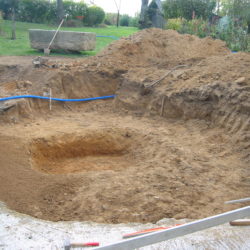 1- Excavation futur bassin avec fosse
