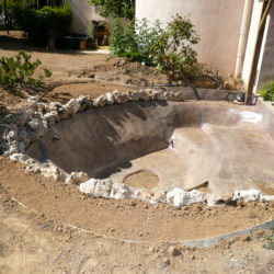 2- Stratification polyester du bassin, réalisation d'une fosse et zones humides au pourtour