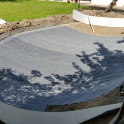 4- Pose du papier goudron servant de support à la stratification polyester