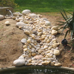 6- Aménagement du ruisseau stratifié en polyester avec des galets