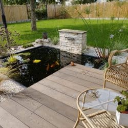 Bassin avec cascade en situation