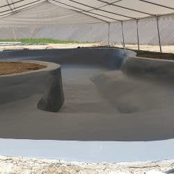 Bassin en polyester couleur de finition gris béton